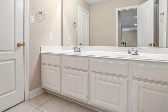 Building Photo - 5534 Chesapeake Pl