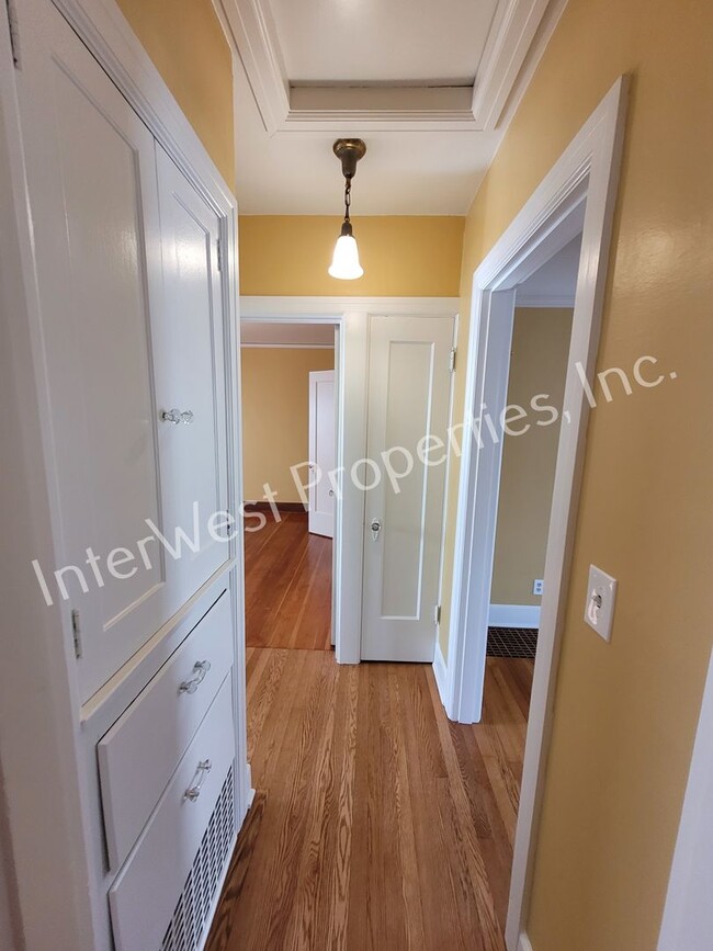 Building Photo - ADORABLE 2 BEDROOM HOUSE IN NORTH PORTLAND WITH LARGE BACK YARD & 2 CAR GARAGE!