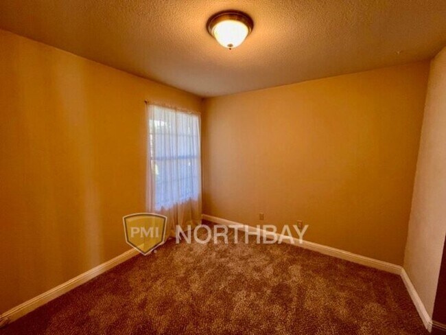 Building Photo - 1313 Lois Ln