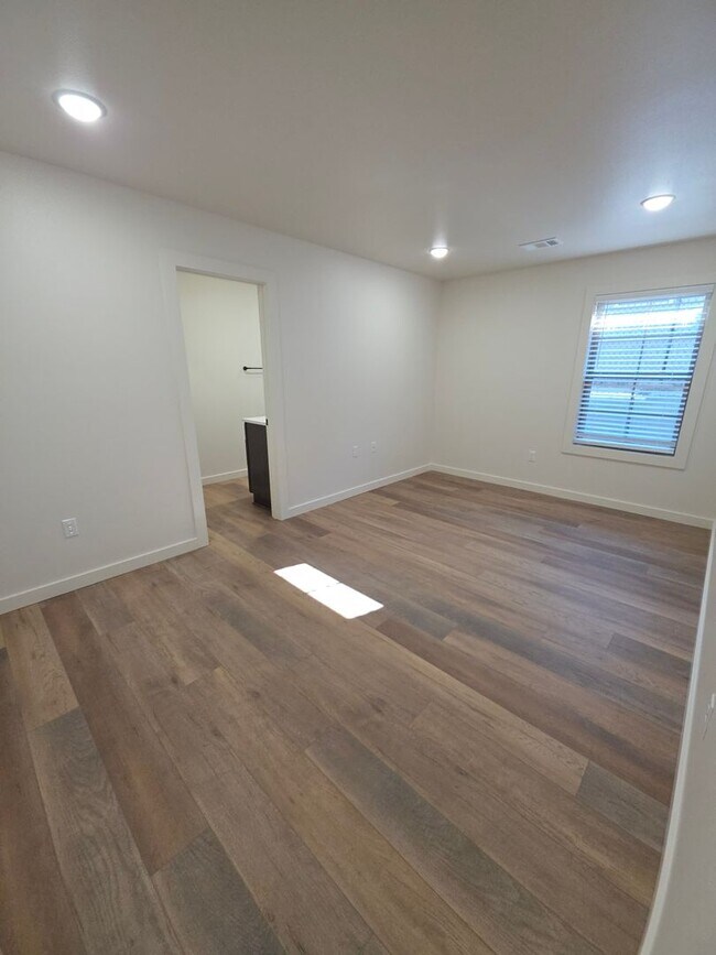 Building Photo - 703 W 12th St