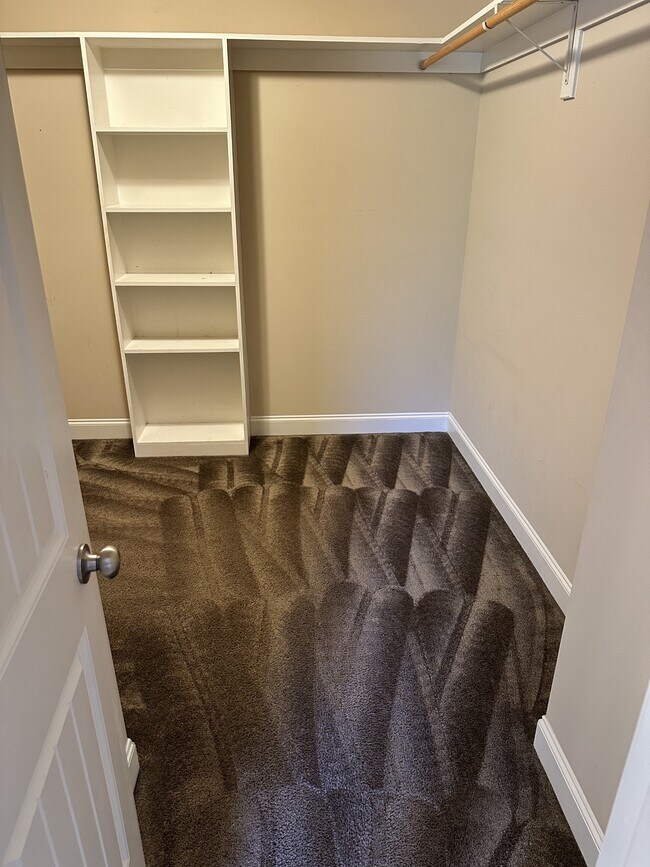 Building Photo - 908 Merlin Ct