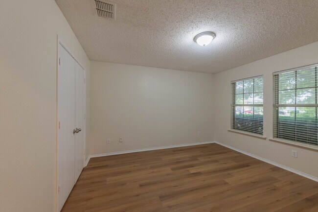 Building Photo - Great Location!