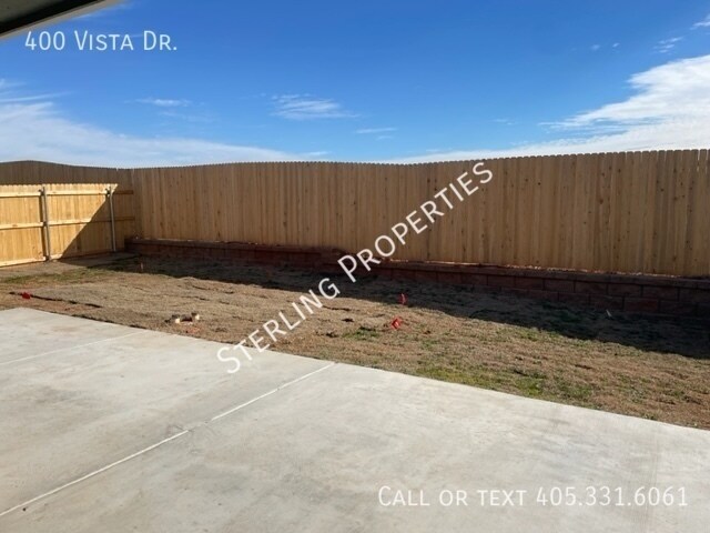 Building Photo - 400 Vista Dr