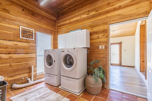 Building Photo - Private 3 bedroom, 1 bath with Large Fenced-in Backyard