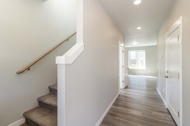 Building Photo - Move In Ready 3 Bedroom 2.5 Bathroom with Central Air Conditioning - Convenient Camas Location