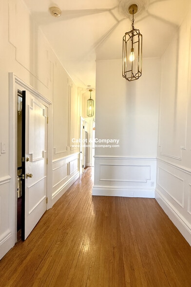 Building Photo - 229 Beacon St
