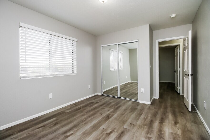 Building Photo - 927 E Glenmere Dr