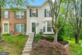 Building Photo - 9525 Oakhurst Dr
