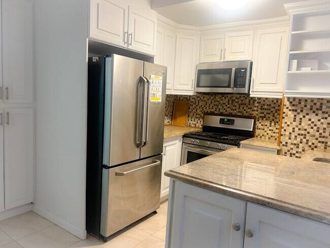 Building Photo - 420 W 206th St