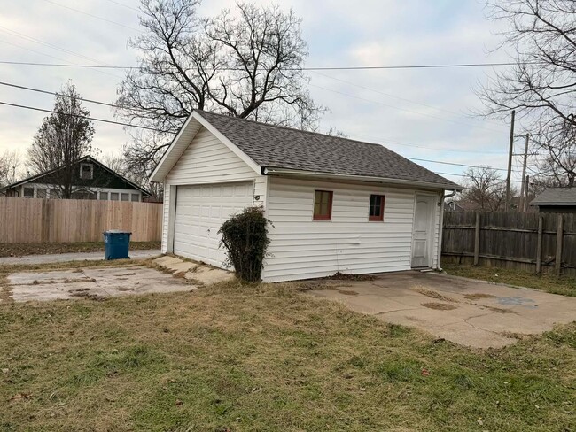 Building Photo - COMING SOON: 2 bedroom, 1 bath home with large front porch coming soon!