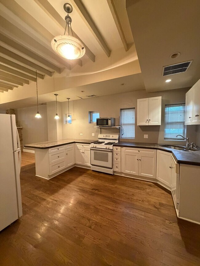 Building Photo - 1357 N Wolcott Ave