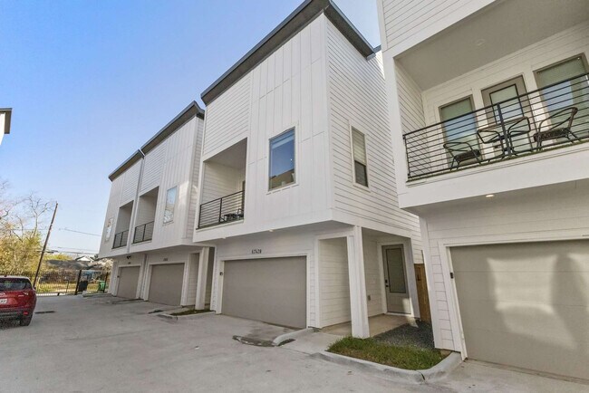 Building Photo - 6742 Peerless St