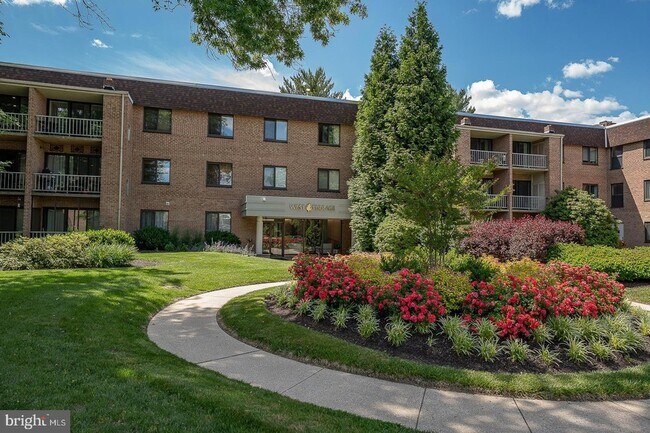 Building Photo - 1640 Oakwood Dr