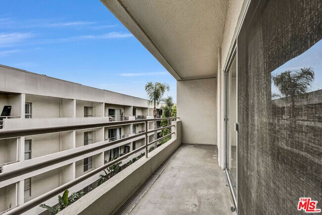 Building Photo - 1131 Alta Loma Rd