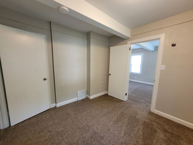 Building Photo - 2 bedroom, 1.5 bathroom home with detached garage!