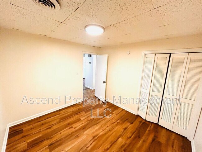 Building Photo - 586 Withrow Rd