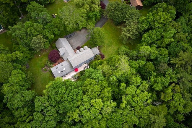 Building Photo - Stunning 3-Bedroom Home with Indoor Pool &...
