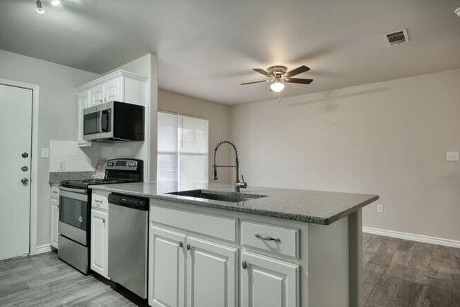Building Photo - 107 Castleberry Ct