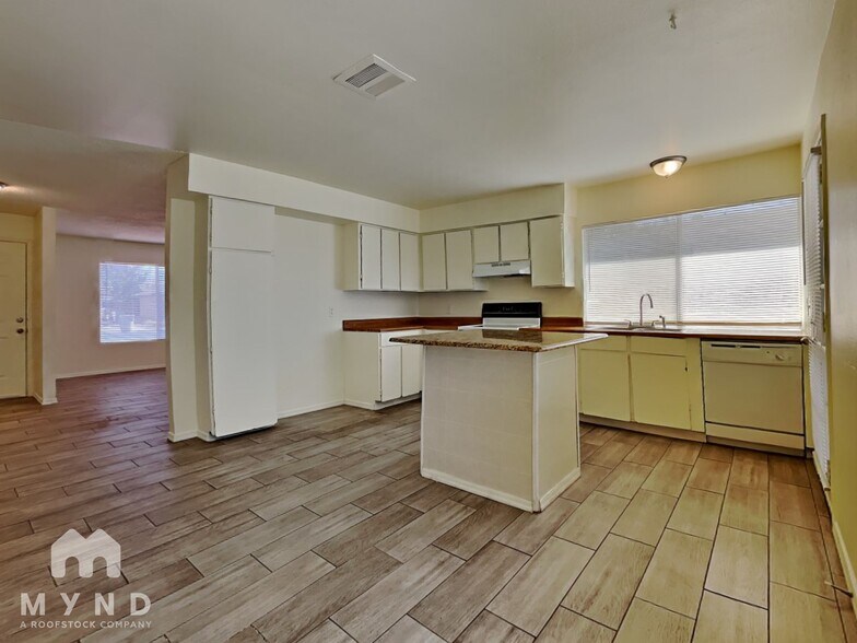 Building Photo - 5643 W Golden Ln