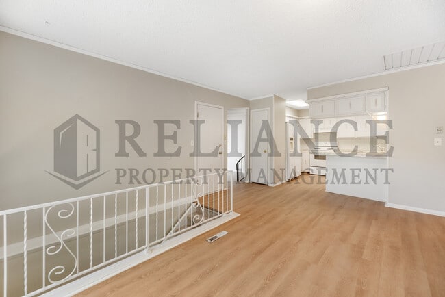 Building Photo - 2202 S White Oak Dr