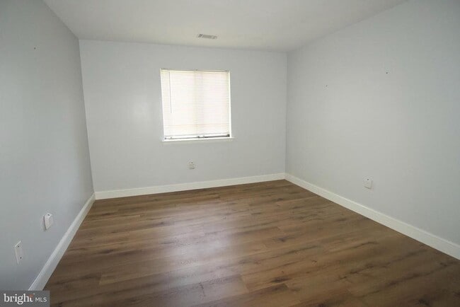 Building Photo - 206 Hickory Ct