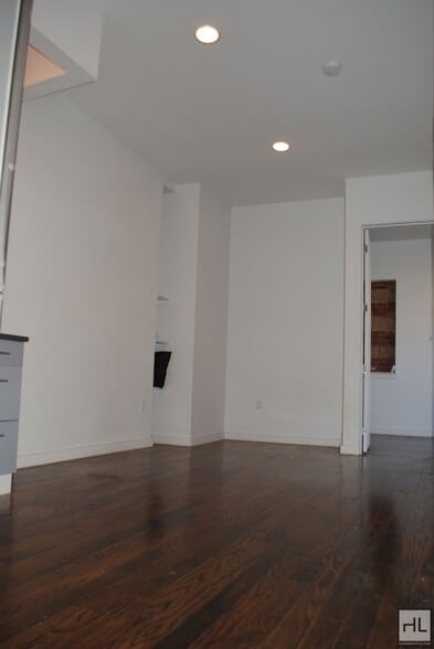 Building Photo - EASTERN PARKWAY / NO FEE / Spacious 2-Bed 1-Bath Crown Heights / Prospect Park