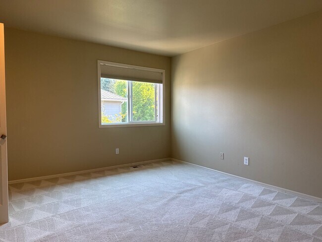 Building Photo - Exceptional 3 Bed, 2.5 bath in Sammamish w...