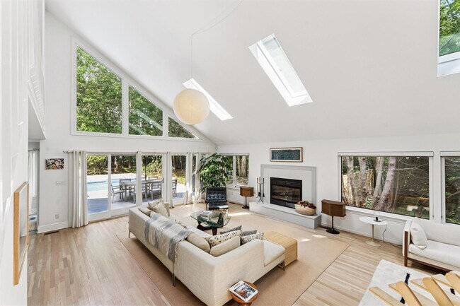 Primary Photo - 24 Quogue Riverhead Rd