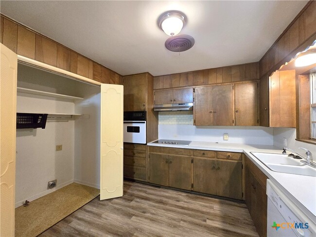 Building Photo - 1401 W Ave B