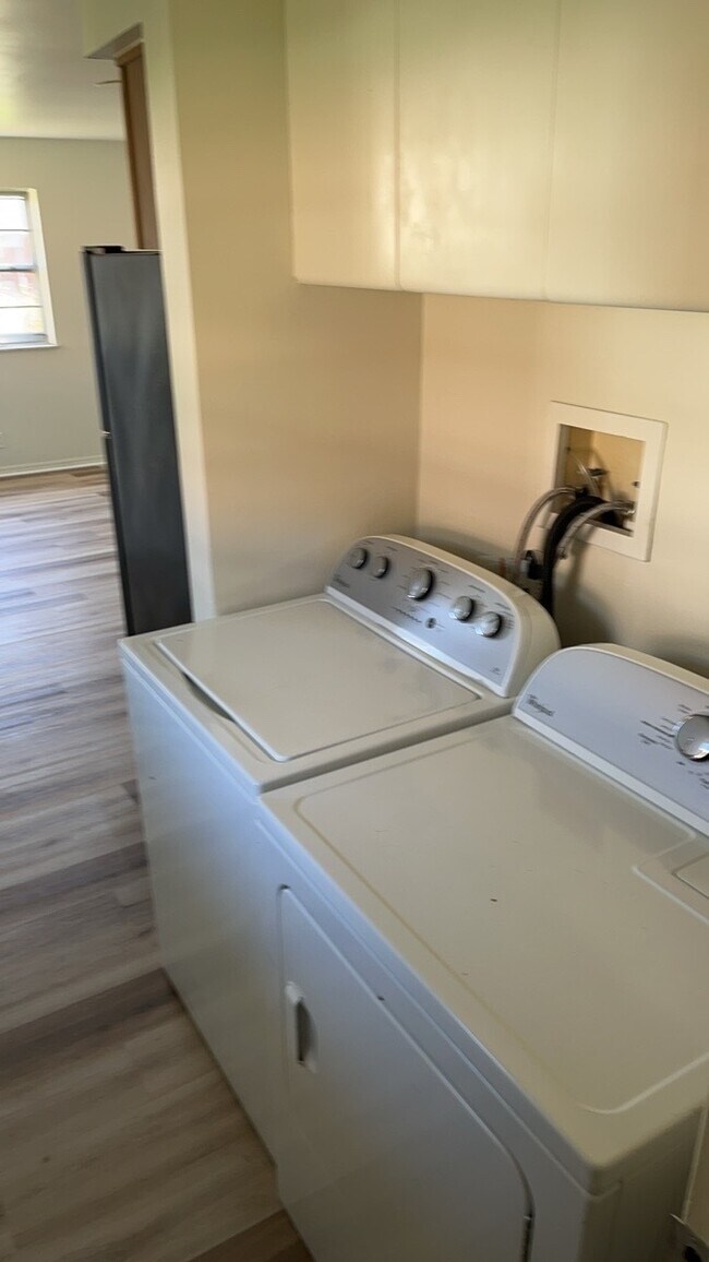 Building Photo - 3043 Regent St