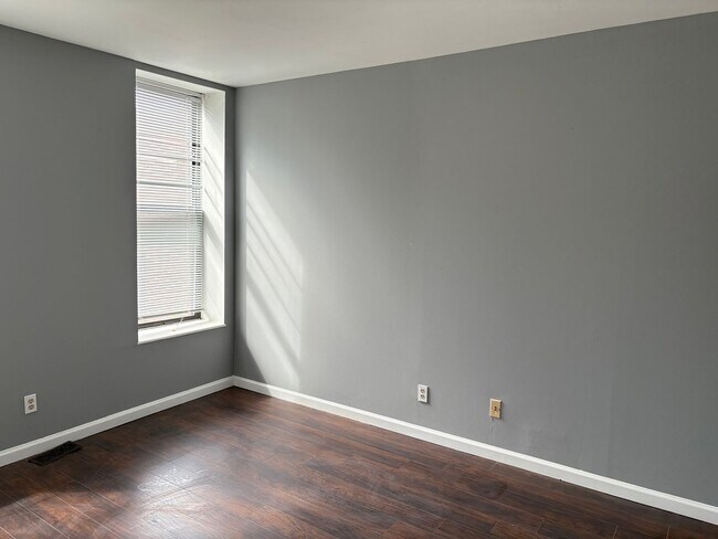 Building Photo - 4390 McPherson Ave