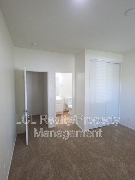 Building Photo - 12899 Oakdale St