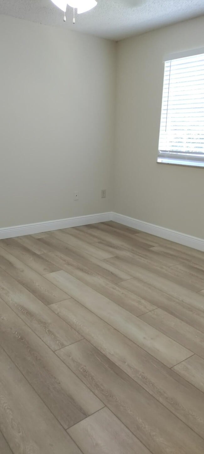 Building Photo - 1000 Crestwood Ct S