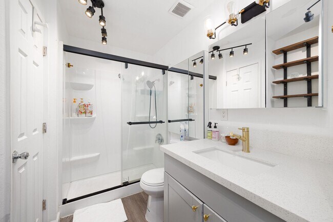 Building Photo - Beautifully Updated 2 Bedroom Condo with Optional Furniture!