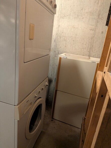 Basement laundry unit - 2854 S Meade St
