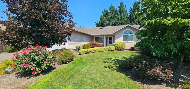 Building Photo - Open Concept Living Close to Downtown Gran...