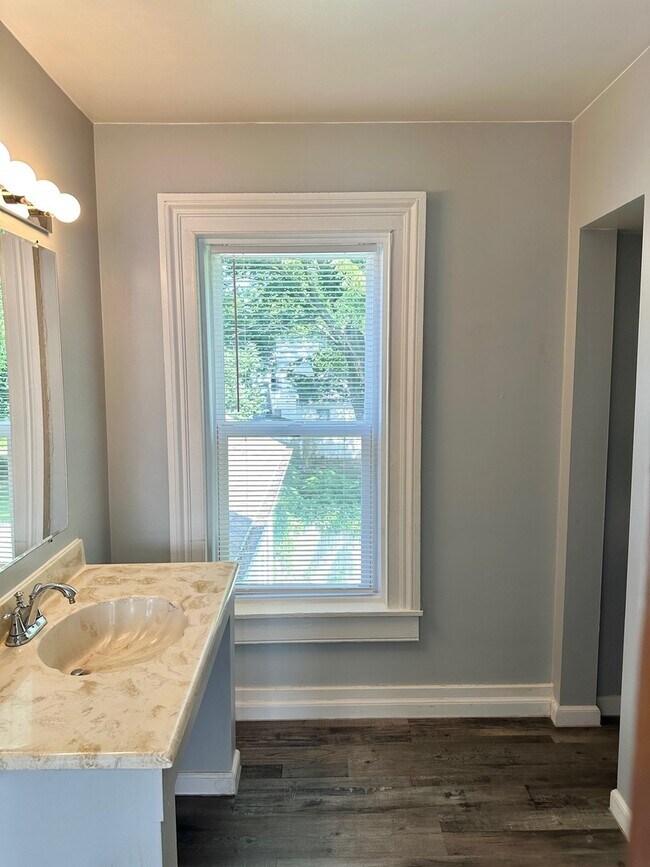 Building Photo - 326 Railroad St