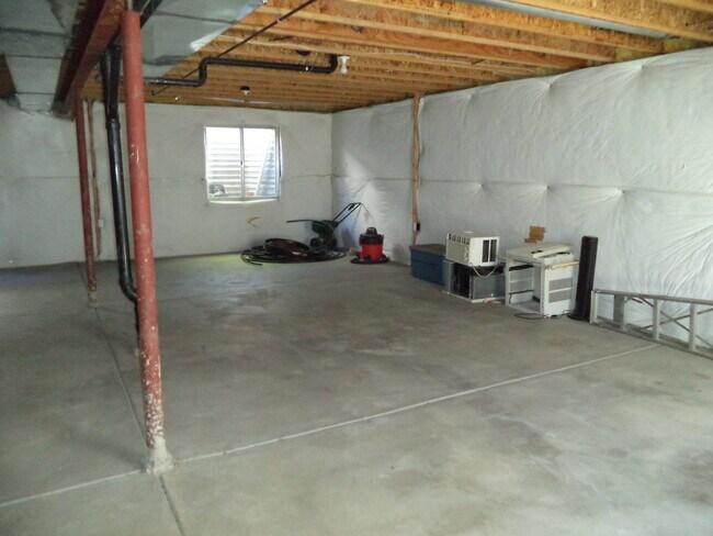 Building Photo - 3 bedrooms plus loft!  Main Floor Master plus so much more!