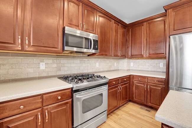 Building Photo - Amazing 5-bedroom, 3-bath, 2 car garage in...