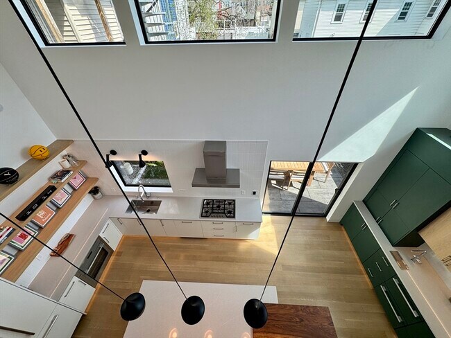 Building Photo - 22 Parker St