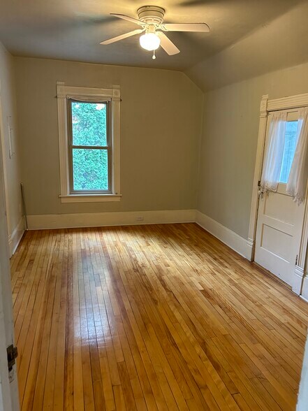 upstairs bed 3 - 417 Nicolet Blvd