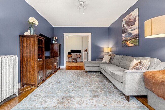 Building Photo - 376 Riverway