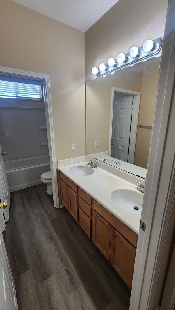 Building Photo - Gorgeous 5 Bedroom w/ Downstairs bedroom! ...