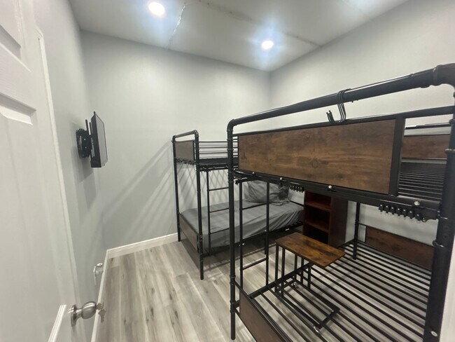 Building Photo - 901 Vicenza St