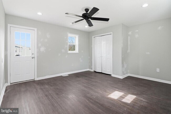 Building Photo - 4 Coville Dr