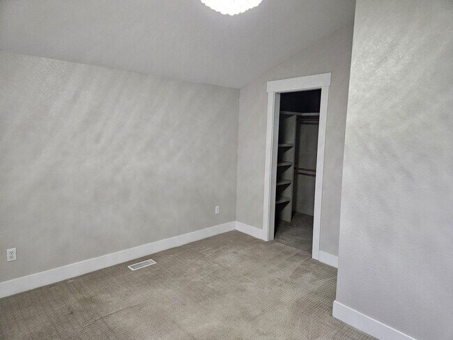 Building Photo - Wonderful townhome for rent in Nampa.  Near Lake Lowell.