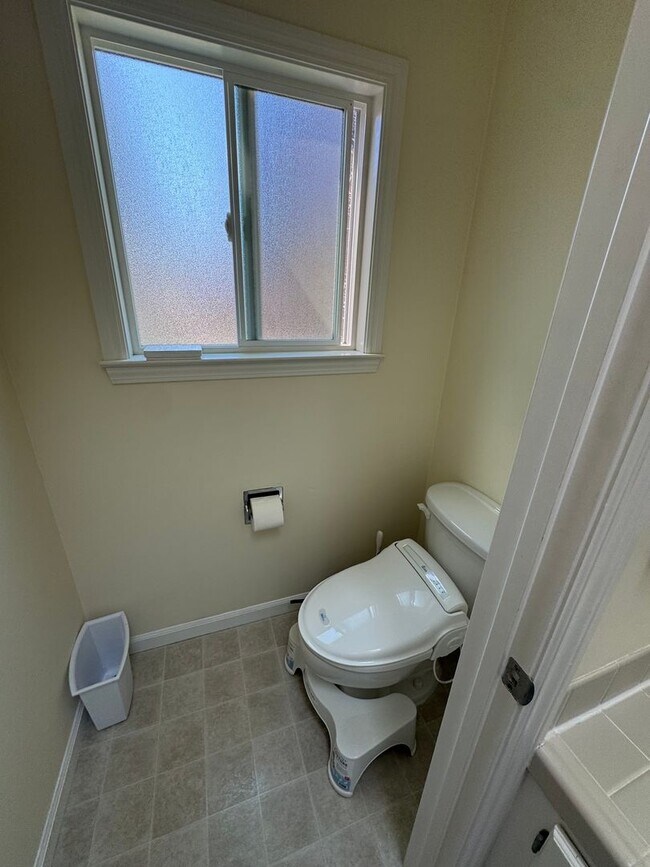 Building Photo - Beautiful 3bd/2.5 bath Townhome