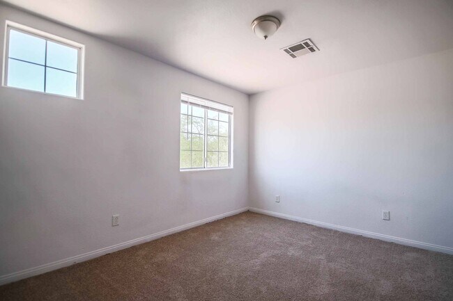 Building Photo - Cute 5 Bedroom Home with a 3 Car Garage!