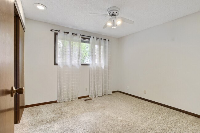 Building Photo - 1707 SW Binford Lake Pkwy