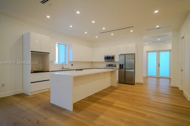 Building Photo - 112 NW 24th Ct